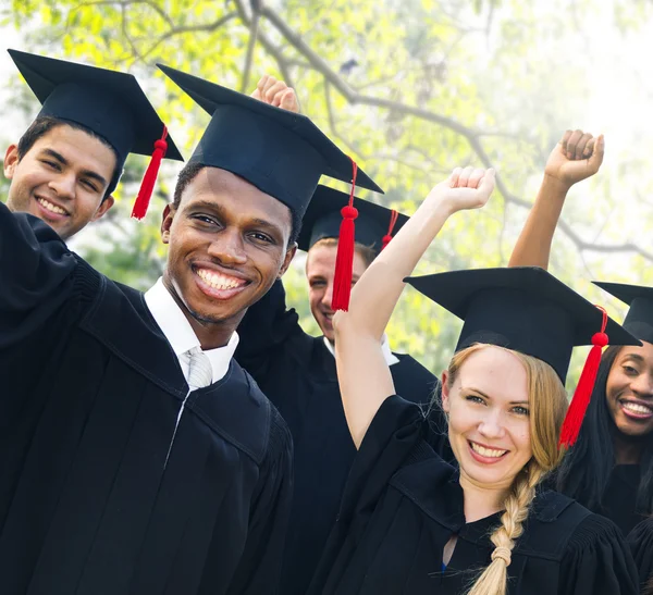 Ποικιλομορφία φοιτητές γιορτάζει αποφοίτηση έννοια — Φωτογραφία Αρχείου