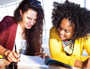 Proje için ekip çalışması kavramı toplantı arkadaşlar