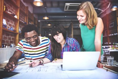 Birlikte ofiste çalışan mimarlar