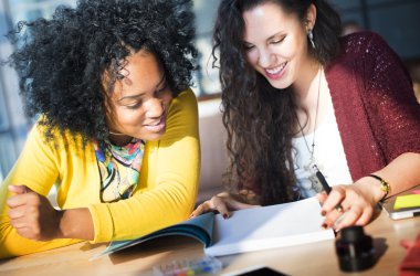 Birlikte proje konsepti üzerine çalışan bayanlar