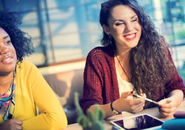 Birlikte proje konsepti üzerine çalışan bayanlar