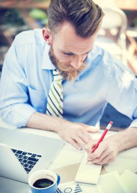 İşadamı strateji hakkında düşünme