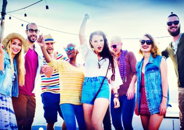 Plaj partisi konsepti de genç arkadaşlar