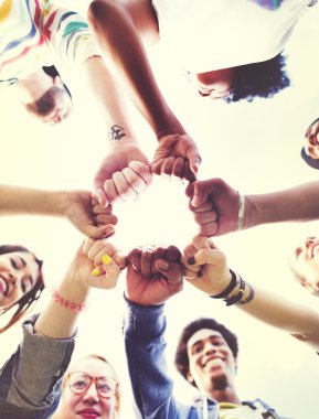 Arkadaş grubu Fists yumru, beraberlik kavramı