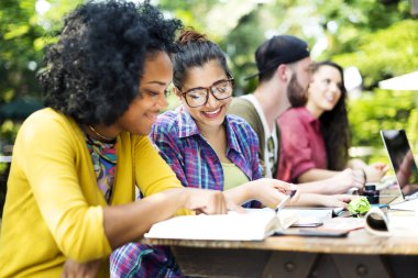 Kampüs kavramı okuyan insanlar