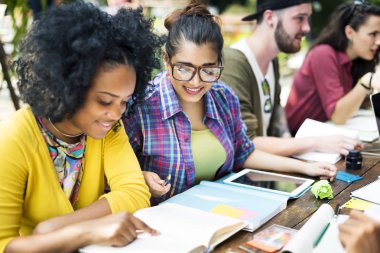 Kampüs kavramı okuyan insanlar