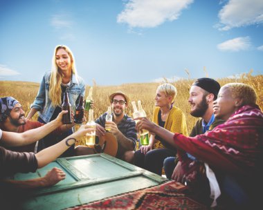 Farklı insanlar arkadaş kavramı