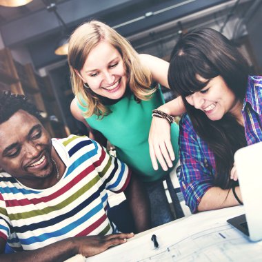 Birlikte ofiste çalışan mimarlar