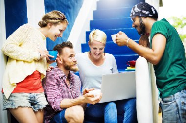 Arkadaşlar kavramı asılı