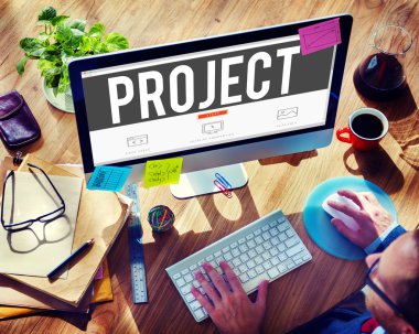 Bilgisayar kullanan adam