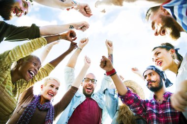 Kolları olan insanlar kavramı ortaya çıkar.