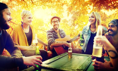 Out, mutluluk kavramı asılı arkadaşlar