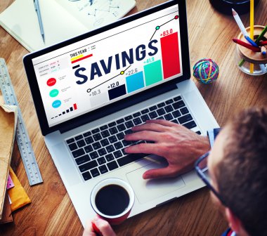 Laptop ve tasarruf kavramı kullanan adam