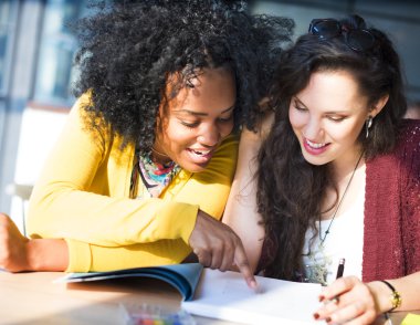 Birlikte proje konsepti üzerine çalışan bayanlar