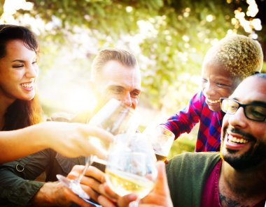 Arkadaşlar kutluyor mutluluk kavramı