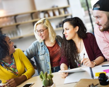 İnsanlar toplantısında, iletişim kavramı