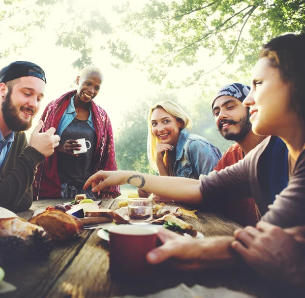 Vänner maten utomhus, vänskap koncept — Stockfoto