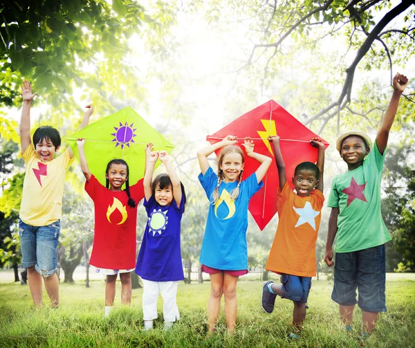 Uçurtma oynayan çocuklar