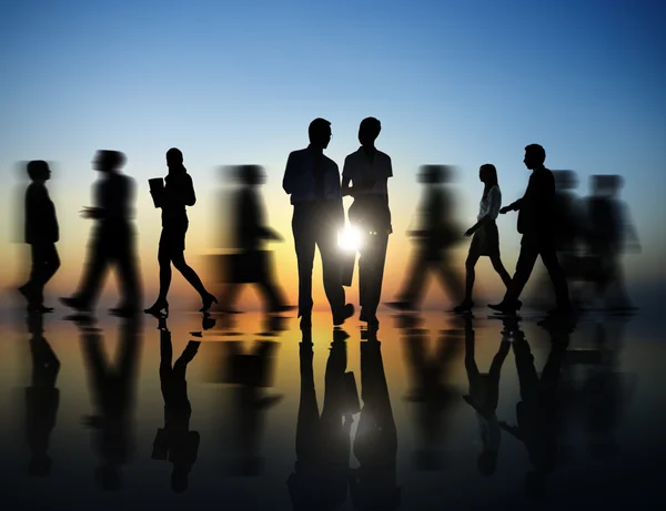 Mensen uit het bedrijfsleven lopen — Stockfoto