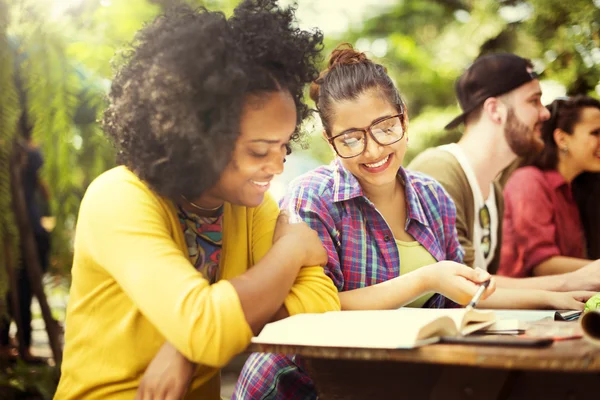 Diverse persone che studiano concetto — Foto Stock