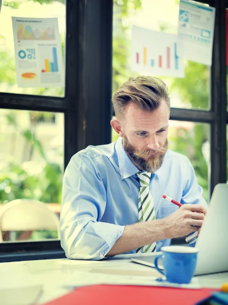 Affärsman funderar på strategi — Stockfoto