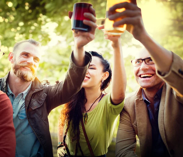 Arkadaşlar parti açık havada kavramı