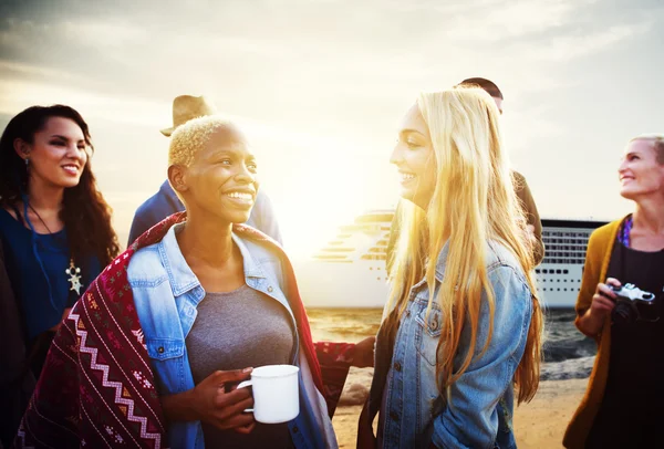 Freunde trinken sprechenden Strand — Stockfoto