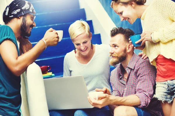 Grupo de Amigos Colgando Concepto — Foto de Stock