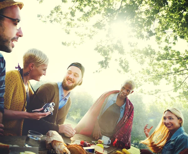 Friends Dining Outdoors, Friendship Concept — Stock Photo, Image