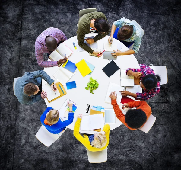 Personas que trabajan en un concepto de equipo — Foto de Stock