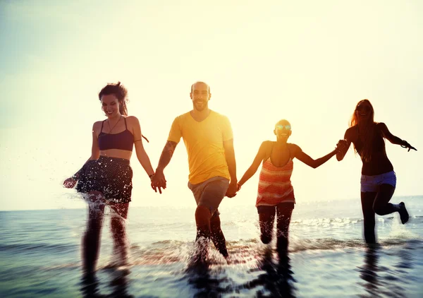 Amistad y libertad, concepto de vacaciones de verano —  Fotos de Stock