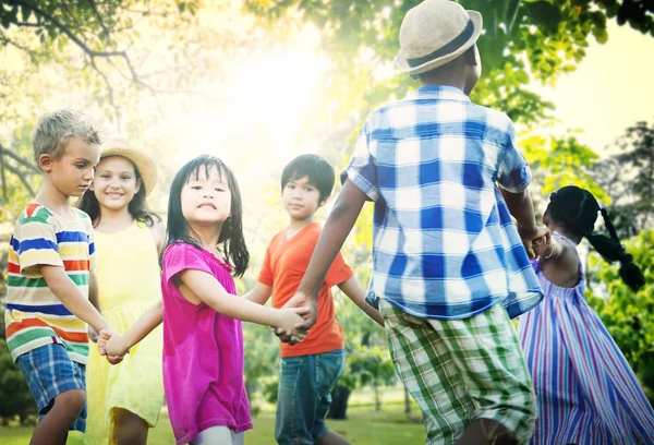 Vielfalt der Kinder, Freundschaftskonzept — Stockfoto