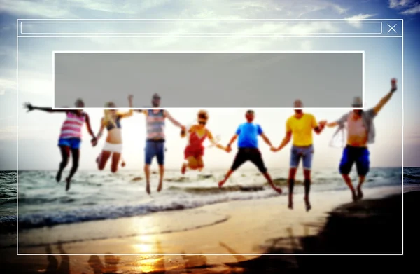 Fröhliche Freunde hängen auf der Beachparty ab — Stockfoto