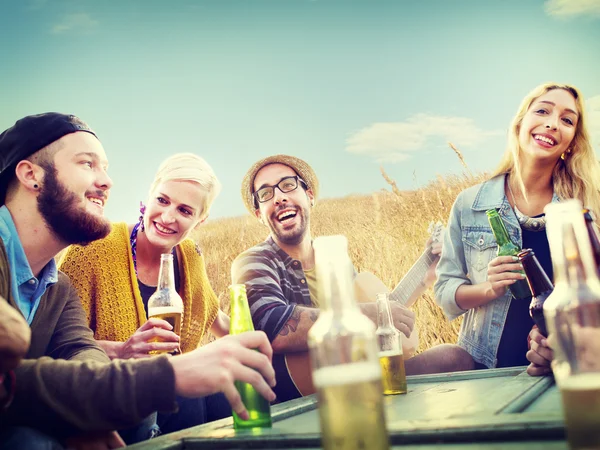 Prietenii atârnă și conceptul de băutură — Fotografie, imagine de stoc