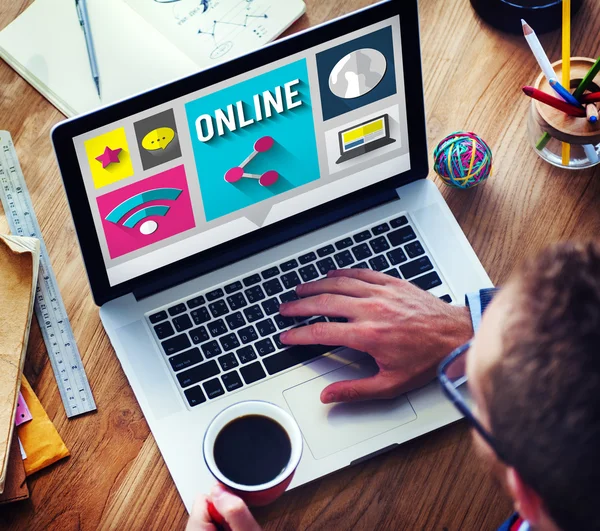 dizüstü bilgisayar kullanan adam