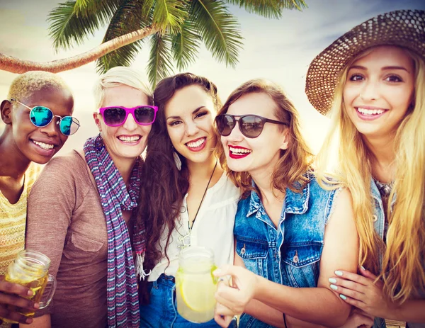 Freundinnen beim Sommerfest-Konzept — Stockfoto