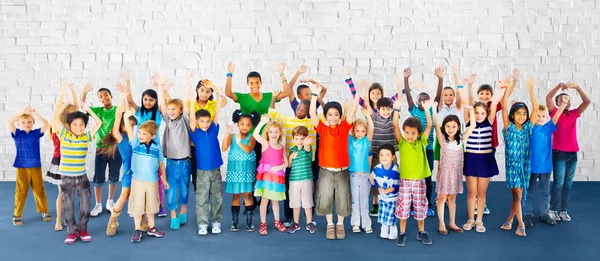 Entzückend lächelnde Kinder — Stockfoto