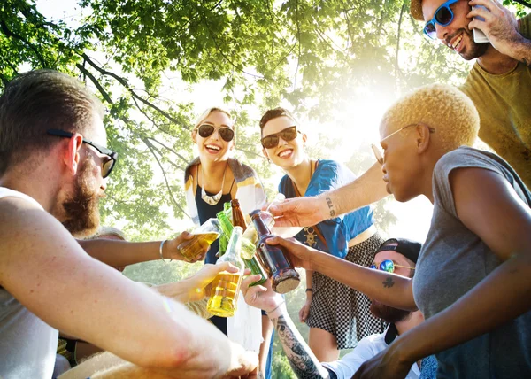 Friends Hanging Out and Drinking — Stock Photo, Image