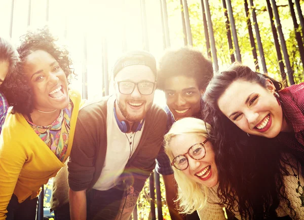 Freunde gehen im Park spazieren, Zusammengehörigkeitskonzept — Stockfoto