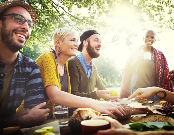 Vänner maten utomhus, vänskap koncept — Stockfoto