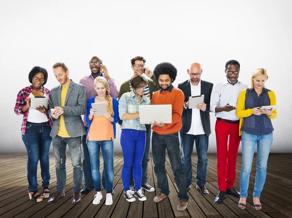 Personer som använder digital utrustning — Stockfoto