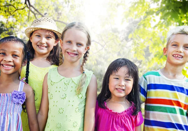 Diversità dei bambini, concetto di amicizia — Foto Stock