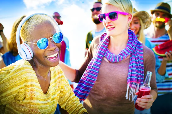 Människor på stranden fest dans vänskap koncept — Stockfoto