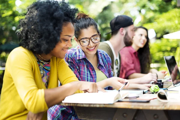 Kampüs kavramı okuyan insanlar
