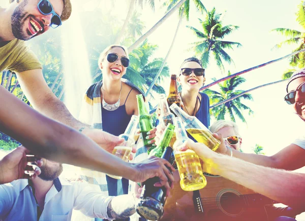 Freunde beim Beachparty-Konzept — Stockfoto