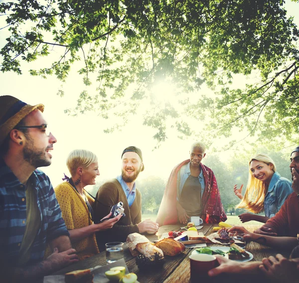 Vänner maten utomhus, vänskap koncept — Stockfoto