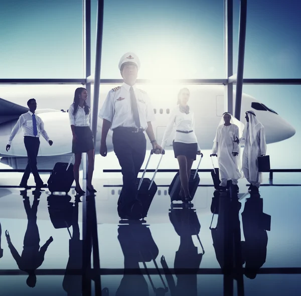 Tripulación profesional caminando en aeropuerto — Foto de Stock