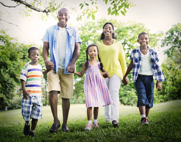 Familia africana feliz en el parque — Foto de Stock