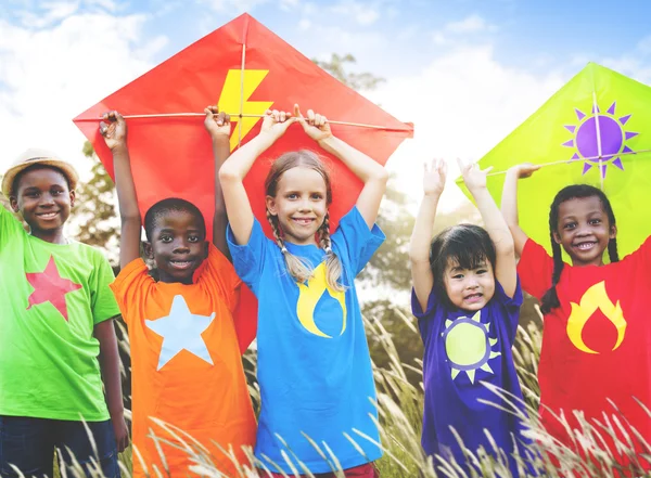 Kinderen spelen vliegers — Stockfoto