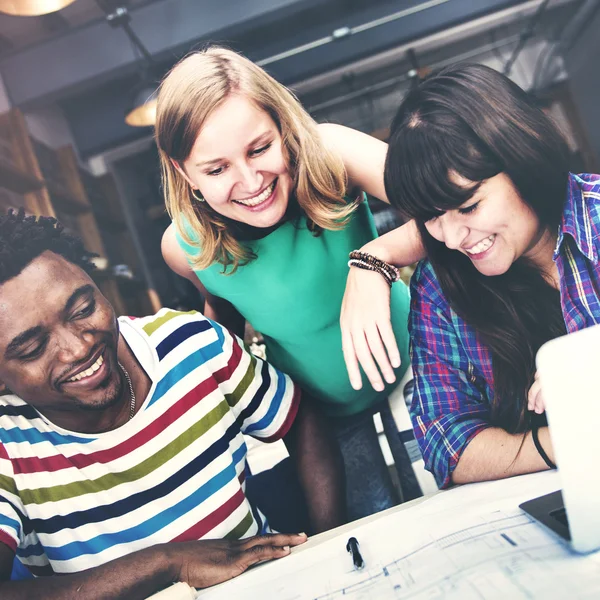 Architekten arbeiten im Büro zusammen — Stockfoto